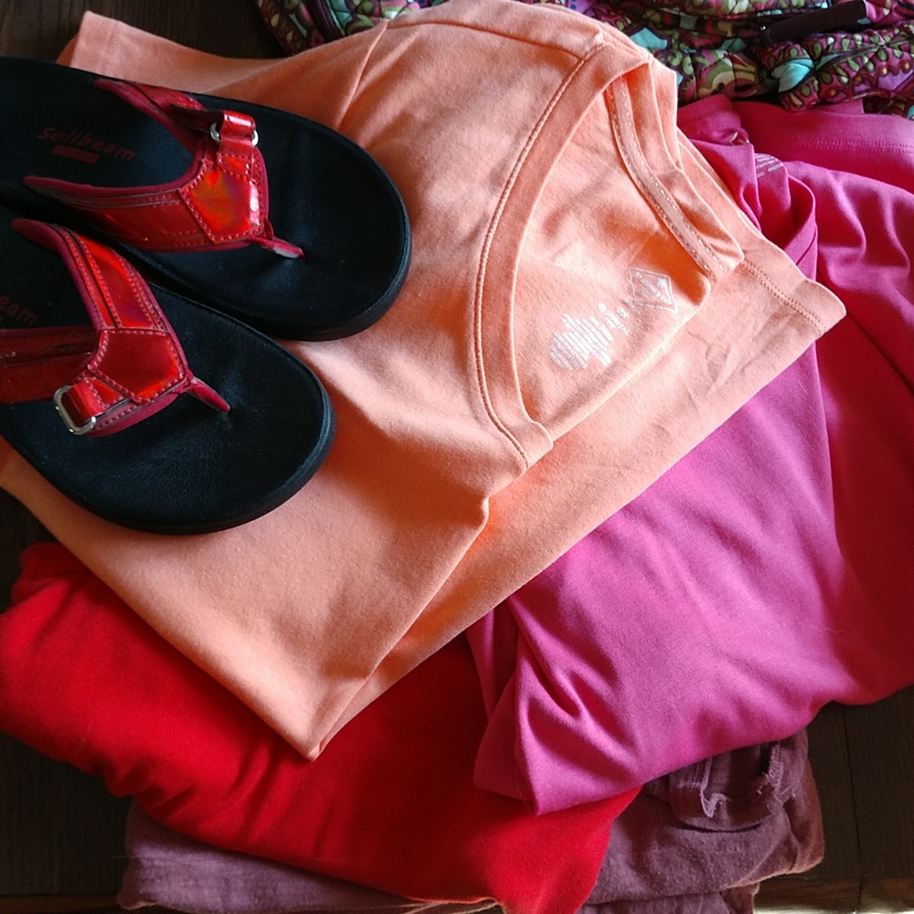 Lot of 4 vneck t-shirts XXL (2X) and size 38 Solbeam flip flops